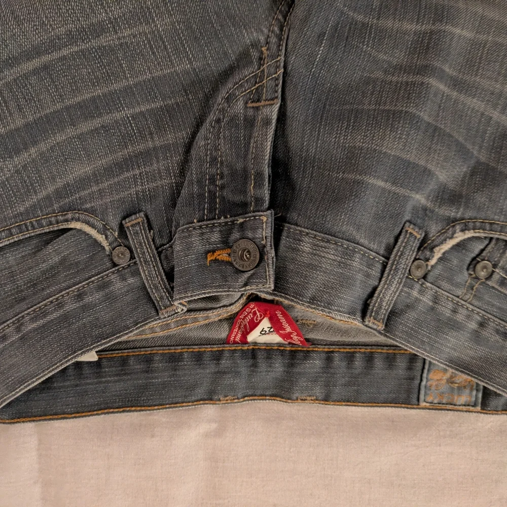 Vintage Lucky Brand Women's Light Bluish Gray Embroidered Jeans. Size 8/29 - Picture 7 of 16